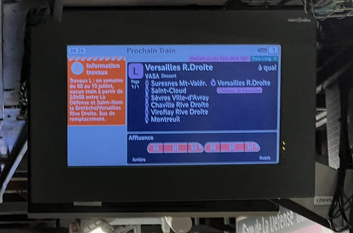 Plusdetrains's tweet photo. Partout sur le réseau RER et Transilien, nous sommes encore très nombreux en cette mi-juillet.
Les suppressions de train décidées par la SNCF pour pouvoir assurer les renforts pendant les JO sont particulièrement malvenues.
D’autant que la RATP arrive, elle, à assurer les renforts JO sans réduire l’offre actuelle  pour les usagers du quotidien, dans le métro et sur le #RERA.