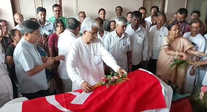 tncpim's tweet photo. திரிபுராவில்#CPIM ராஜ்நகர் மாவட்ட கவுன்சிலர் வேட்பாளர் தோழர் பாதல் ஷில் பாஜக குண்டர்களால் படுகொலை செய்யப்பட்டார். அவரது உடலுக்கு #CPIM அரசியல் தலைமைக்குழு உறுப்பினர் மாணிக்சர்க்கார், கட்சி ஊழியர்கள், காங்கிரஸ் தலைவர்கள், பொதுமக்கள் அஞ்சலி செலுத்தினர். #Tripura #BJPTerror https://t.co/yAauJ4nfcd