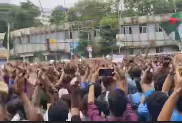 reversedfroot's tweet photo. স্বাধীন দেশের স্বাধীন পতাকা অর্জিত হয়েছে বটে তবে স্বাধীনতা অর্জন হয়নি। তাই রাজপথে নেমে অধিকারের জন্য লড়াই করতে হয় 

#SaveBangladeshiStudents #QuotaMovement https://t.co/sPt8M4dgGl