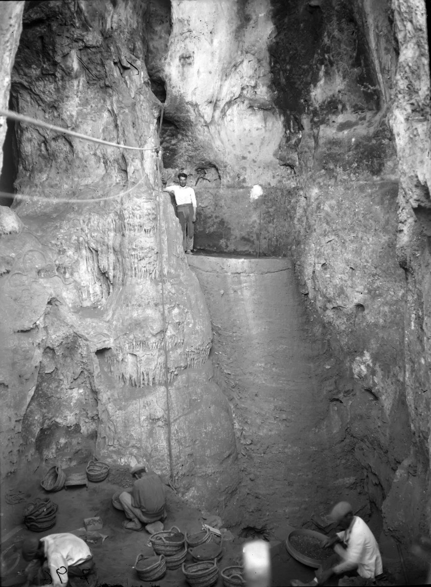 muprevalencia's tweet photo. Reconeixeu a quin jaciment ens porta hui el nostre #ArxiuSIP? 🙌🏻

⛏️ La màgia de les imatges en blanc i negre ens trasllada a les primeres excavacions del #SIP a la #CovaDelParpalló de #Gandia!

Acompanyeu-vos en el següent minifil 🧵👇🏻 https://t.co/3ebhb7BezV