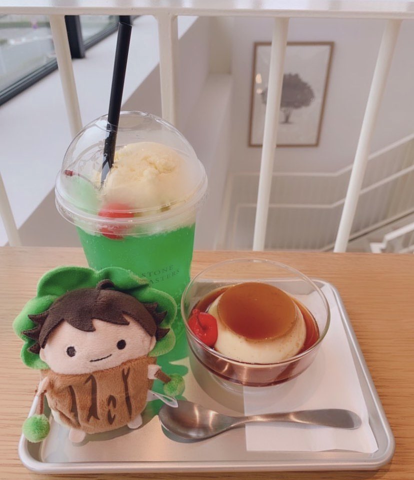 ここのカフェめちゃ可愛かったから鹿紫雲くんのぬい連れて行きたかったのにメロンソーダもプリンも売り切れだった🥺💭⚡️

また今度リベンジする🌩️