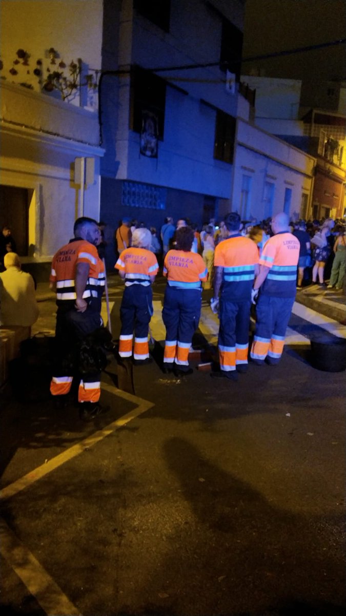 LimpiezaLPGC's tweet photo. Esta madrugada, dispositivo de limpieza para la Romería de la Virgen del Carmen listo para actuar:

15 operarios
3 barredoras de calzadas
1 Barredora de aceras
3 Furgones caja abierta
#LaIsleta https://t.co/STsY6EY1HE