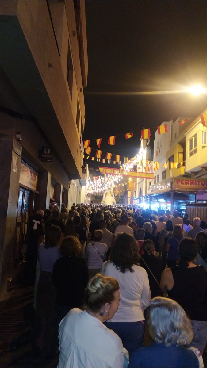 LimpiezaLPGC's tweet photo. Esta madrugada, dispositivo de limpieza para la Romería de la Virgen del Carmen listo para actuar:

15 operarios
3 barredoras de calzadas
1 Barredora de aceras
3 Furgones caja abierta
#LaIsleta https://t.co/STsY6EY1HE