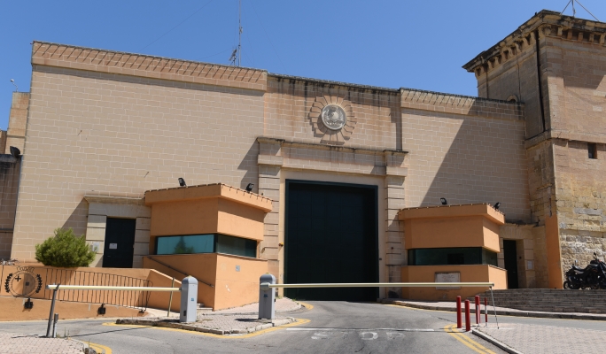 maltatoday's tweet photo. Investigation launched after prison officers allegedly carried out part-time work during normal office hours https://t.co/2k4U8gyFwD https://t.co/iP2njz60ys