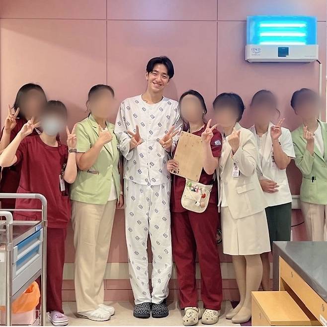 According to a SPOTV News report today, #NamYoonsu underwent a kidney transplant surgery for his father on June 19th. Currently, both the donor Nam Yoonsu &amp; the recipient father are recovering quickly and have been discharged from the hospital.
🔗 v.daum.net/v/202407161529…

#남윤수