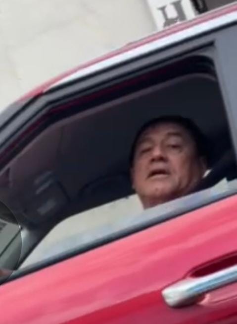 ContraProMx's tweet photo. #ATENCIÓN 🤪Está tarde círculo en #LasRedes un vídeo donde se observa una camioneta roja 🚗 circulando sobre una banqueta del centro de la ciudad, y al hacerle un ciudadano la observación📣, el conductor responde con groserías y se observa "aturdido"🤪. Al respecto, las benditas redes actúan e informan que la unidad es propiedad de un respetable profesor.🙃

La camioneta porta las placas TKB290-A, propiedad de Enrique C.G. Director de la Escuela Benito Juárez👮🏽‍♂️

#Oaxaca @IEEPOGobOax
#Seccion22 @PolVial_GobOax
@SEMOVI_GobOax @MunicipioOaxaca @FMartinezNeri