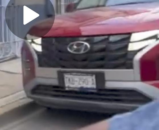 ContraProMx's tweet photo. #ATENCIÓN 🤪Está tarde círculo en #LasRedes un vídeo donde se observa una camioneta roja 🚗 circulando sobre una banqueta del centro de la ciudad, y al hacerle un ciudadano la observación📣, el conductor responde con groserías y se observa "aturdido"🤪. Al respecto, las benditas redes actúan e informan que la unidad es propiedad de un respetable profesor.🙃

La camioneta porta las placas TKB290-A, propiedad de Enrique C.G. Director de la Escuela Benito Juárez👮🏽‍♂️

#Oaxaca @IEEPOGobOax
#Seccion22 @PolVial_GobOax
@SEMOVI_GobOax @MunicipioOaxaca @FMartinezNeri