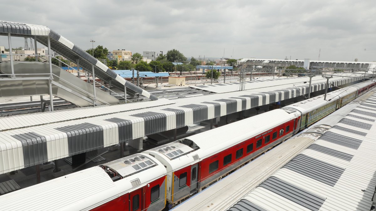RailMinIndia's tweet photo. Charlapalli Satellite Terminal Station, Telangana update:
Work Completed: 90%
Work in progress:
🚧Roof sheeting
🚧Turbo ventilator
🚧Side brick
Upon completion it will:
🏢Be the 4th Terminal station in Twin Cities in Telangana
🚆Accommodate an additional 15 pairs of trains. https://t.co/vyaWQjOZNR
