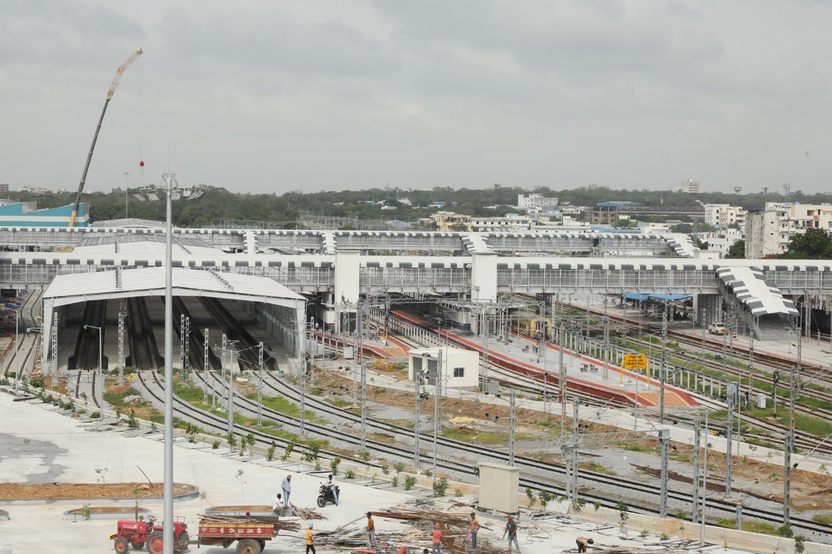 RailMinIndia's tweet photo. Charlapalli Satellite Terminal Station, Telangana update:
Work Completed: 90%
Work in progress:
🚧Roof sheeting
🚧Turbo ventilator
🚧Side brick
Upon completion it will:
🏢Be the 4th Terminal station in Twin Cities in Telangana
🚆Accommodate an additional 15 pairs of trains. https://t.co/vyaWQjOZNR