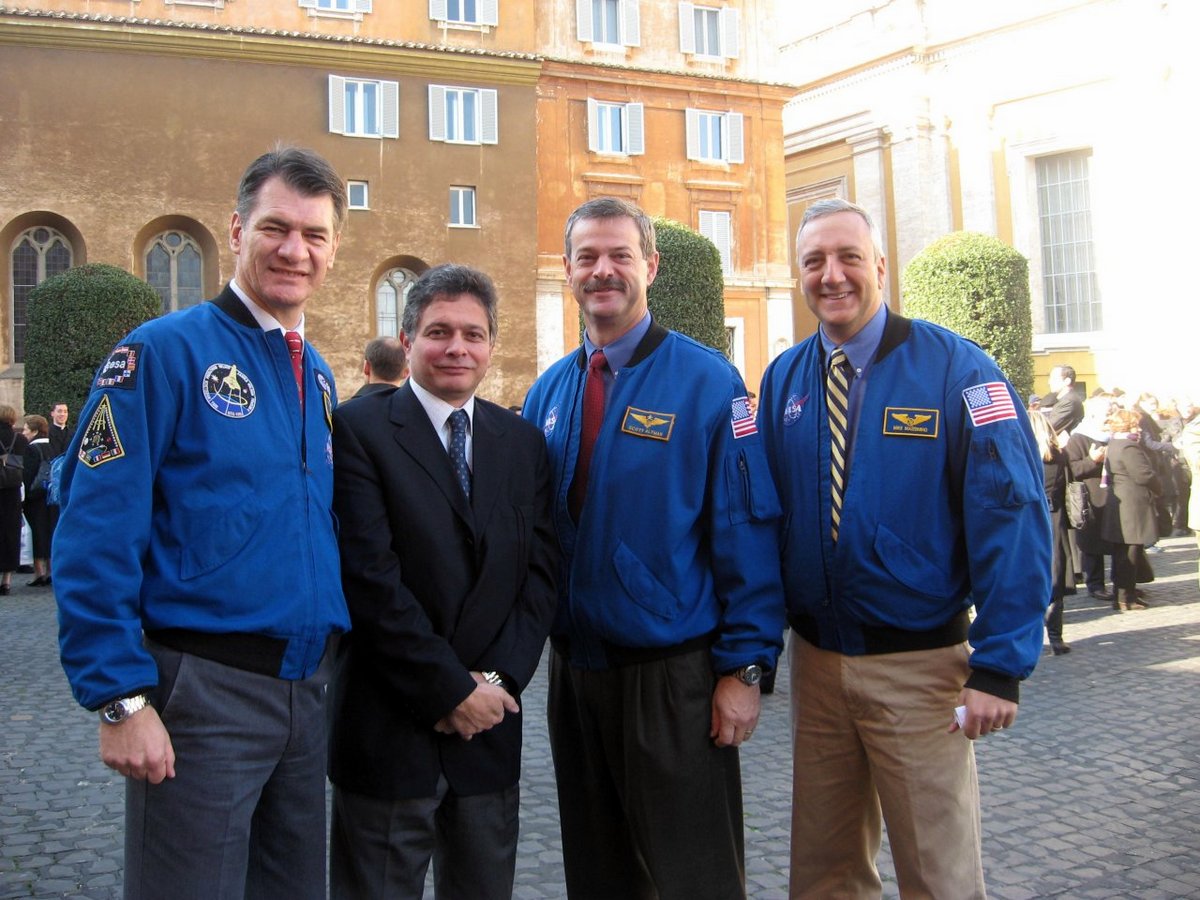 PaoloDan's tweet photo. @Astro_Mike December 16, 2009 at Vatican City in Rome https://t.co/7SaT1LkDFB