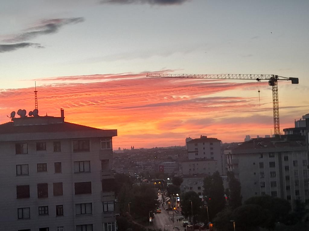 Suvesiir's tweet photo. Güneş eserini toplayıp evine gitti.
#güneş
#Aydede
#Yıldız
#Akşam https://t.co/38a9bmmrjZ