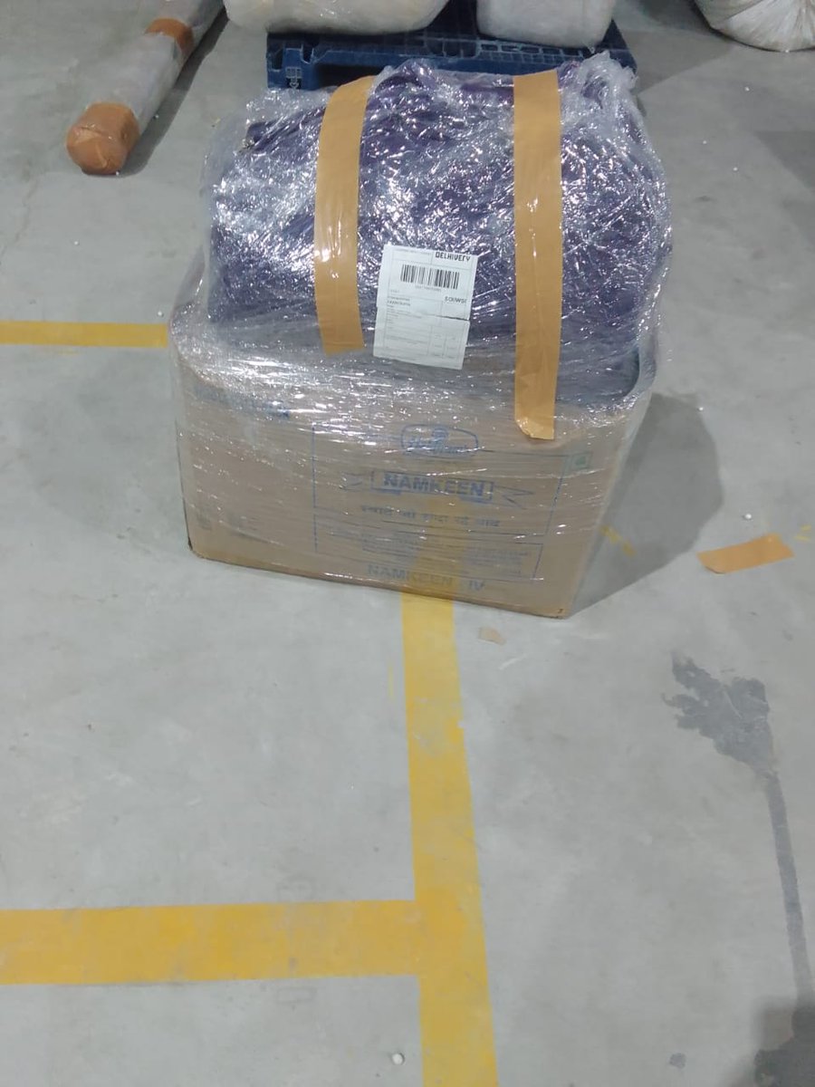 AWB No: 2827746973683

Only the bag from the picture was delivered while the carton box (which has the Haldiram's Namkeen sign) was not delivered. Requesting <a href="/delhivery/">Delhivery</a> <a href="/help_delhivery/">helpdesk_delhivery</a> to please help me with the same. It has been a week since I lodged the complaint.