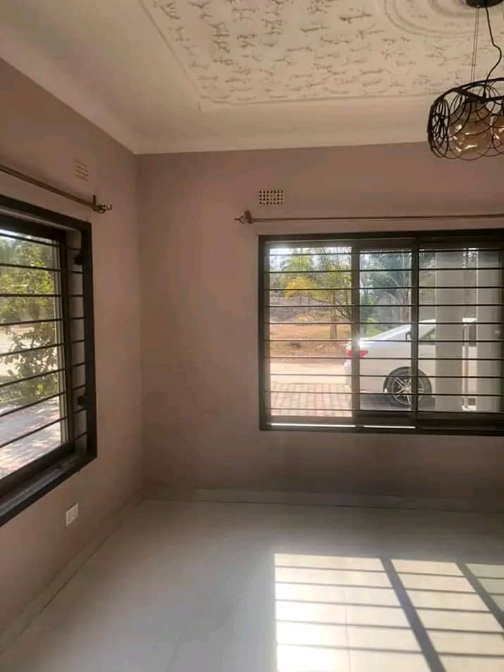 AmsCapitol's tweet photo. 2 bedroom apartment for rent in Roma K10,000 
Master self contained 
Paved yard 
Modern kitchen fittings 
Call 0973061389 https://t.co/q6lwScrH7r