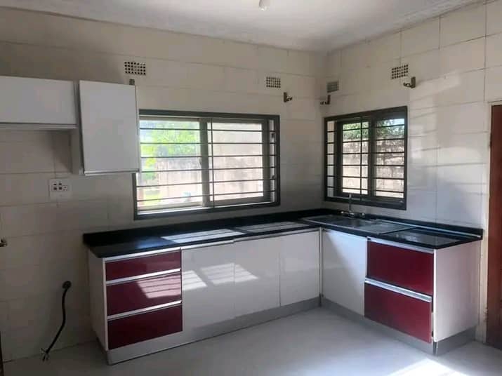 AmsCapitol's tweet photo. 2 bedroom apartment for rent in Roma K10,000 
Master self contained 
Paved yard 
Modern kitchen fittings 
Call 0973061389 https://t.co/q6lwScrH7r