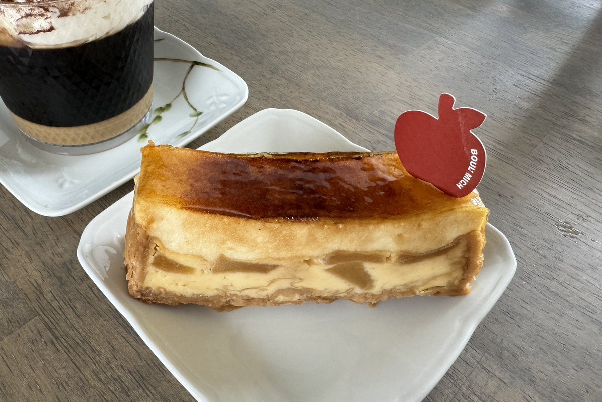 kodorasoshi's tweet photo. 酸っぱ党&amp;辛党の私がケーキを食べるのは、7月のお誕生日と12月のクリスマス会のときだけ。

今年はりんごのシブースト🍎

甘さ控えめで美味しかった☺️ https://t.co/TE23St2ovs