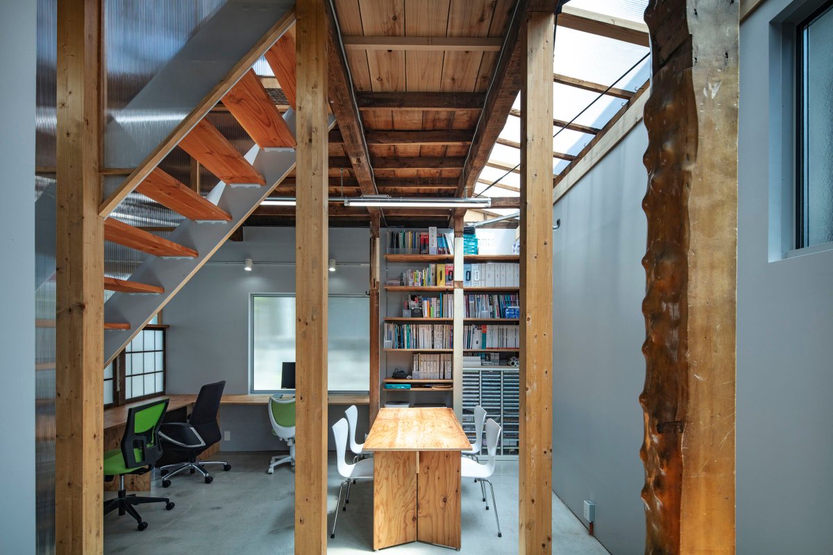 Archello's tweet photo. A 50-year-old wooden house in Tokyo has been transformed into an inviting office space by Note Architects
https://t.co/fFfuOgsTiR
#Renovation #SustainableDesign #WoodArchitecture https://t.co/EBoR9j00eX