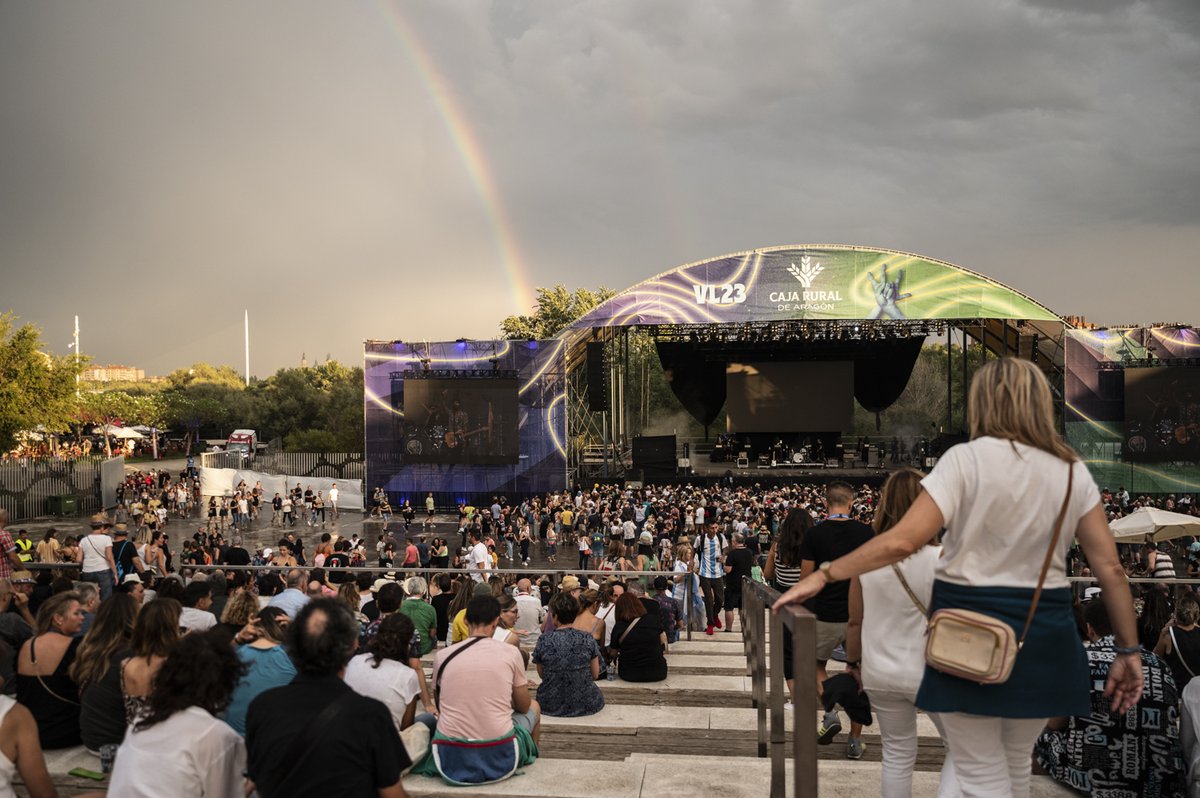 vivelatino_es's tweet photo. ¿Te acuerdas del momento "arcoíris" en la pasada edición? 🌈
La lluvia, que pasó muy cerca del recinto, nos dejaba esta increíble estampa al final de la tarde del segundo día de #VLE23 https://t.co/L4FY89OgRN