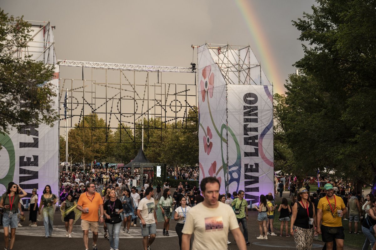 vivelatino_es's tweet photo. ¿Te acuerdas del momento "arcoíris" en la pasada edición? 🌈
La lluvia, que pasó muy cerca del recinto, nos dejaba esta increíble estampa al final de la tarde del segundo día de #VLE23 https://t.co/L4FY89OgRN