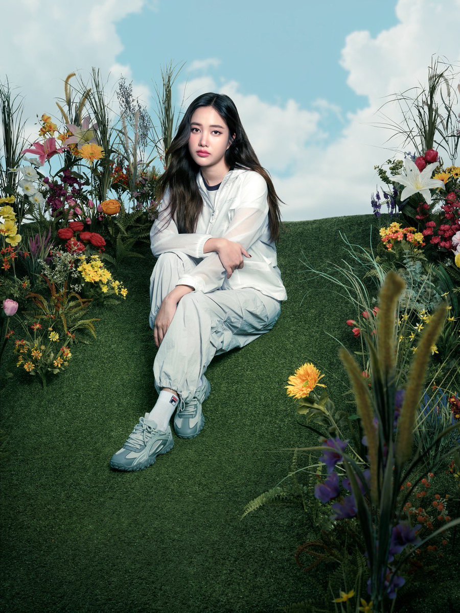 bazaarthailand's tweet photo. ฟรีน สโรชา ปรากฏตัวบนแคมเปญคอลเลกชั่นล่าสุดของ FILA Gorpcore กับการอวดโฉมเทรนด์สปอร์ตแวร์ล่าสุดที่สวมใส่ได้ทุกวัน

#FILATHAILAND
#EXPLOREWITHFILA
#SrchaFreen
#BAZAARThailand https://t.co/CxYAwsTioN
