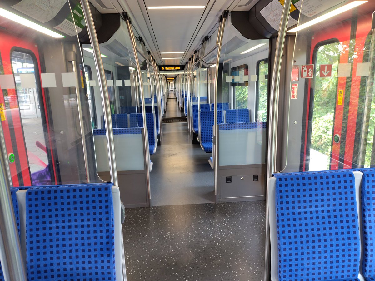 Christian_Cmbln's tweet photo. Es heißt Abschied nehmen von der #BR484 auf der Ostbahn! #S5
Für knappe 2 Monate fahren ab morgen die Berufsverkehr-Verstärker und somit diese (einzige klimatisierte) Baureihe nicht mehr! 🙄😢 #SBahnBerlin https://t.co/ryoRxEJKZW