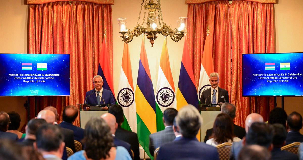 Pravind Kumar Jugnauth (@kumarjugnauth) on Twitter photo I am delighted to welcome the Indian Minister of External Affairs <a href="/DrSJaishankar/">Dr. S. Jaishankar</a>
His visit is a testimony of the enduring relationship between India and Mauritius.
We remain committed to pursuing our collaboration for the advancement of both our Nations. I am delighted to welcome the Indian Minister of External Affairs <a href="/DrSJaishankar/">Dr. S. Jaishankar</a>
His visit is a testimony of the enduring relationship between India and Mauritius.
We remain committed to pursuing our collaboration for the advancement of both our Nations.