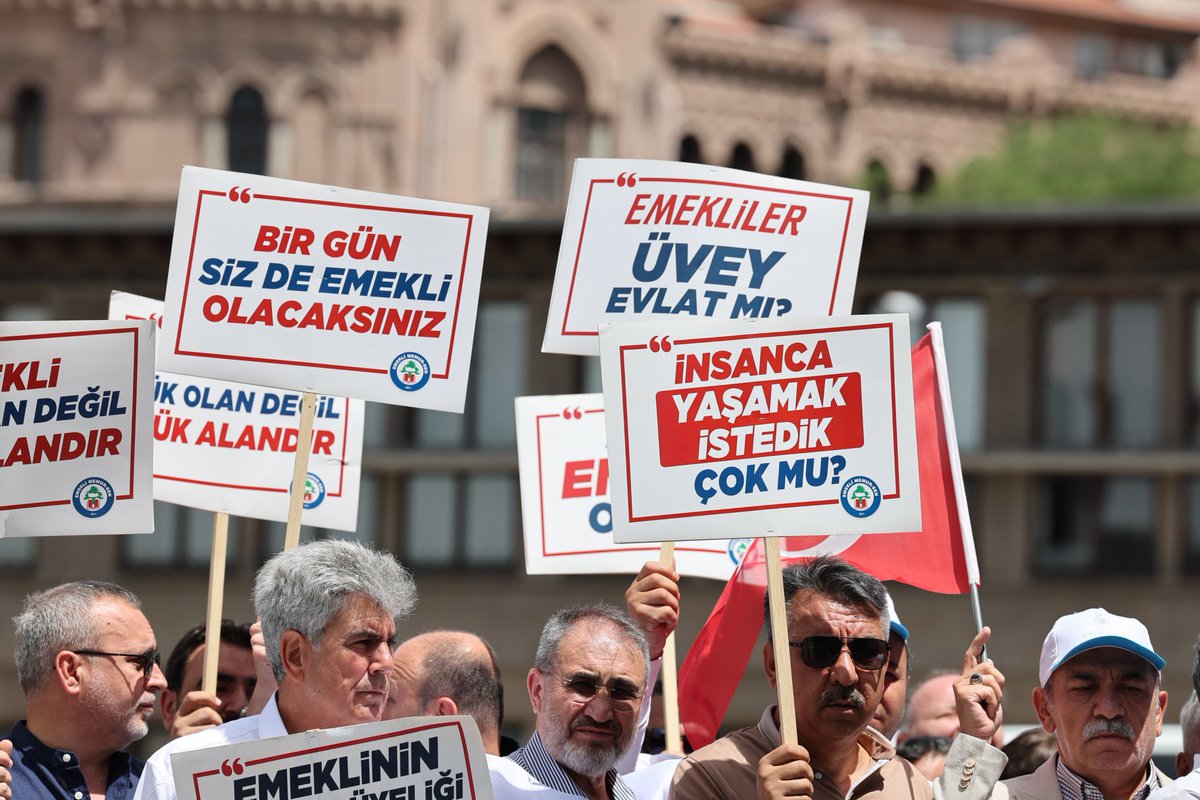 _aliyalcin_'s tweet photo. Memur  Emeklileri Unutulmasın, Ayrımcılık Yapılmasın!

▪️Bugün TBMM’ye sunulan Kanun Teklifi’nde vergi düzenlemelerine ilave olarak en düşük emekli aylığının 10.000 TL’den 12.500 TL’ye yükseltilmesine ilişkin teklif yer almıştır. 

▪️Ocak ayında da ilave düzenleme yapılarak İşçi-Bağkur emeklilerini, kamu görevlisi emeklileriyle eşitleyerek %49,25 oranında artış yapılmıştı. 

🔴 Emekliler yönüyle olumlu olan fakat kamu görevlisi emeklileri yönüyle beklentileri karşılayan, Teklif içerisinde kendisini bulan ve görev aylığı-emekli aylığı arasındaki farkı azaltan bir düzenlemenin yer almaması; kamu görevlisi emeklilerini mağdur etmeye devam etmektedir. 

▪️2023 Temmuz ayında kamu görevlilerine yapılan ve emeklilerine yansıtılmayan 8.077 TL bugün itibarıyla 14.390 TL’ye yükseldi ve görev aylığı ile emekli aylığı arasındaki fark %50’ye ulaştı. Memur emeklisinin seyyanen alacağı verilmelidir. Emeklilerin sesi duyulmalıdır. 

▪️İlgili Kanun Teklifi’ne kamu görevlisi emeklilerine verilmeyen ilave ödeme yansıtılmalı, Ocak ayında İşçi-Bağkur emeklilerine yapıldığı gibi kamu görevlisi emeklilerine de ilave artış yapılmalı, 2023 Temmuz ayında kamu görevlisi emeklilerine yapılan %6,34 iyileştirme %12’ye tamamlanarak emekliler arası iyileştirme eşitlenmeli, “Emekliler Yılı”na yakışacak ve emeklileri kucaklayacak adımlar atılmalı, emeklilerin haklı beklentileri bir an önce karşılanmalıdır.