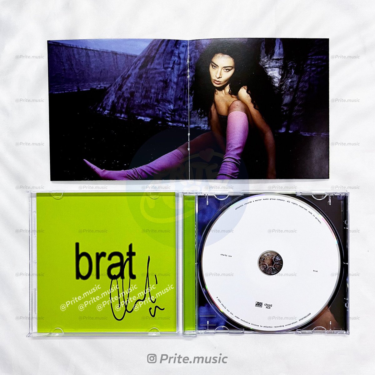 PritePritee's tweet photo. [พร้อมส่ง] BRAT (signed cd) - Charli XCX 990.- ส่งฟรี 💚

สั่งซื้อได้ที่ IG : prite. music  
#PRITEinstock #แผ่นเสียง #แผ่นไวนิล #แผ่นvinyl #ตามหาแผ่นเสียง #แผ่นเสียงมือสอง #ตลาดนัดสากล https://t.co/RxF4KY2exs