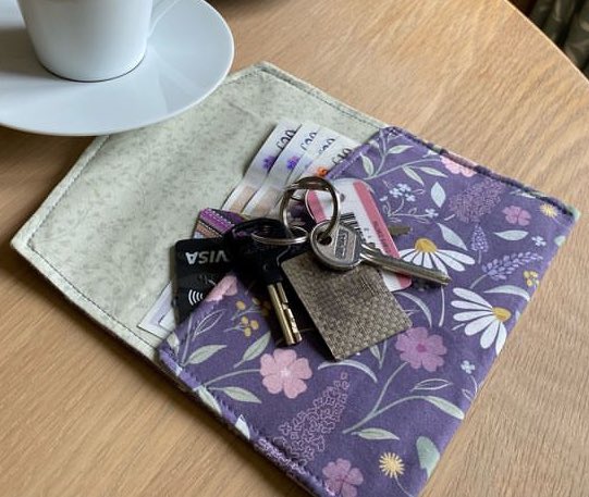 I just love this fabulous #Simplepurse which was made by Lisa one of my testers. Isn't that fabric and colour combination just glorious!! Buy the pattern for yourself in my Etsy store
.
2handmadeforme.etsy.com/listing/174014…