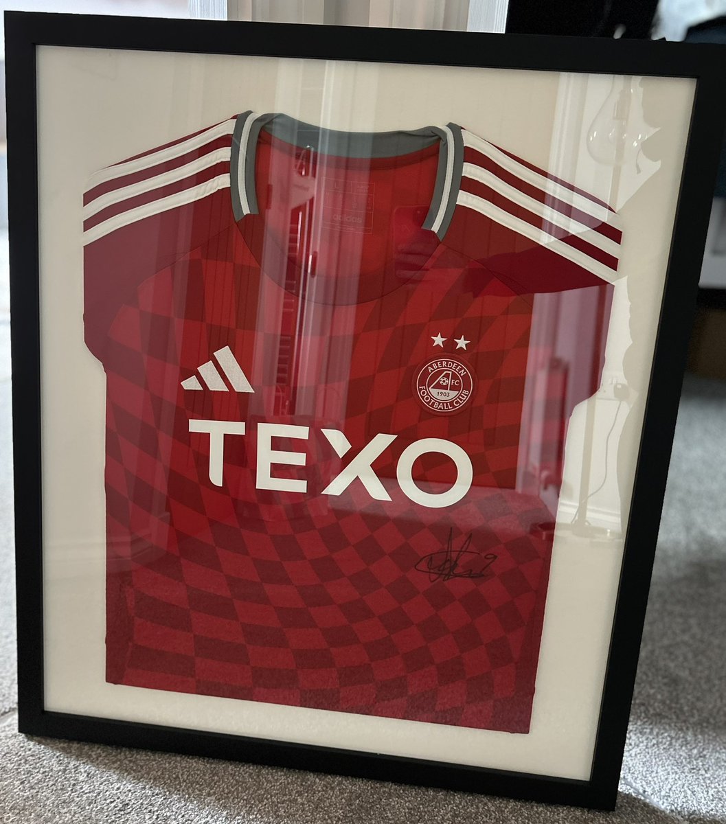 As part of club fundraising we have 2 signed &amp; framed Aberdeen tops to ‘raffle’. We will share the takings &amp; donate half to the Bob Crabb fundraising that is currently ongoing via go fund me. Head over to the clubs FB page for all the details on how to enter. #monihcowie 🔵⚪️🔵⚪️