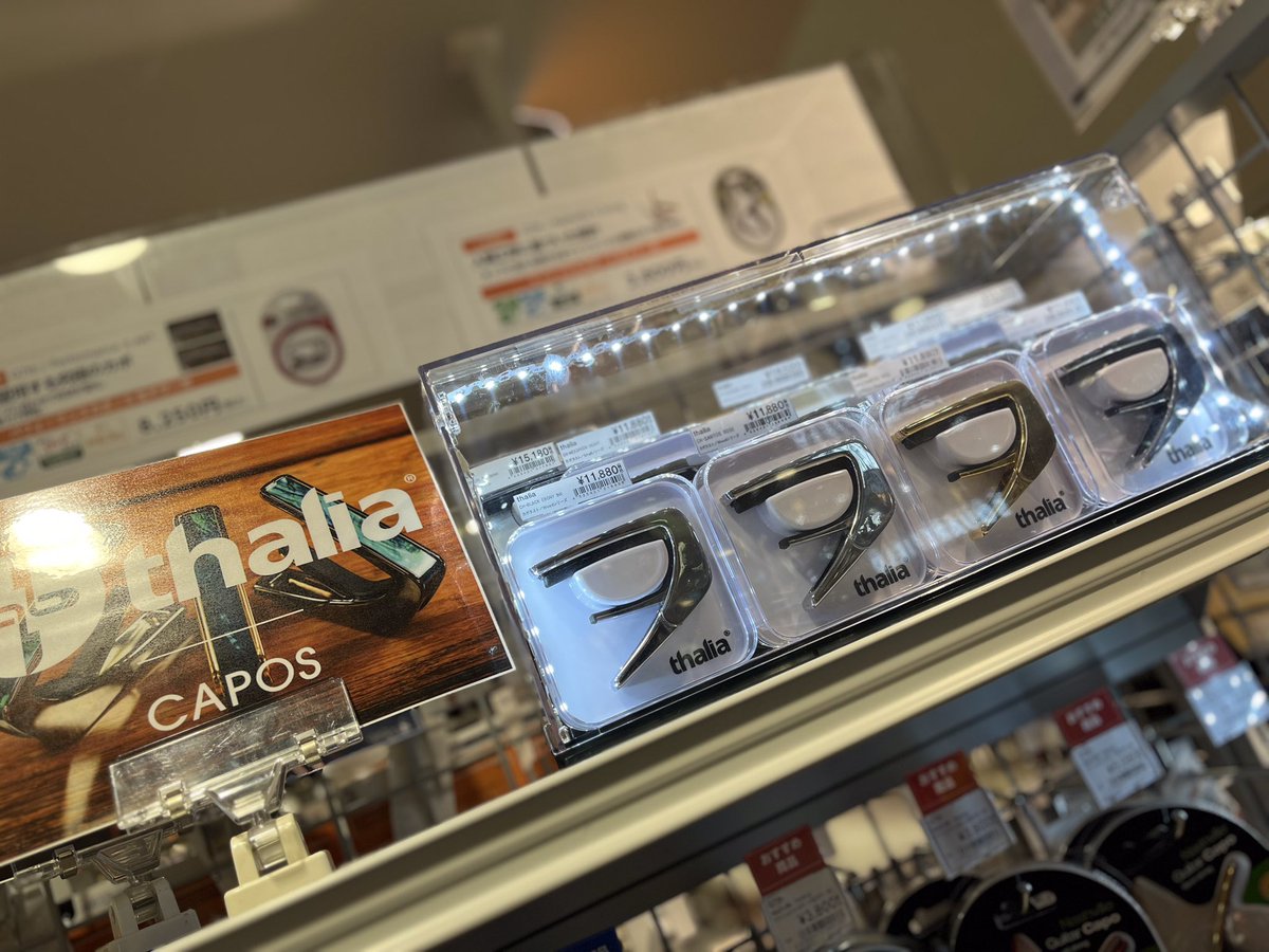 shima_yokohama's tweet photo. みなさん、いかがお過ごしでしょうか？

当店ではthalia capoが入荷いたしました！
たくさんのプロギタリストも愛用する高級カポになります！

お使いのギターアクセサリーのグレードアップにも
大切な人への贈り物などにもおすすめです！
是非ご来店ください！

#島村楽器
#島村楽器横浜ビブレ店 https://t.co/B9qIFMXHXe
