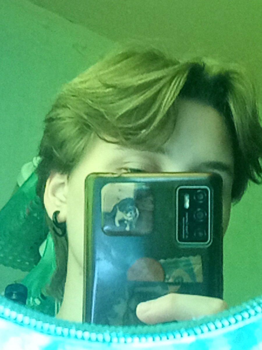 я вернулся?

причёска два года назад//сейчас

смена прически? какая еще нахуй смена прически