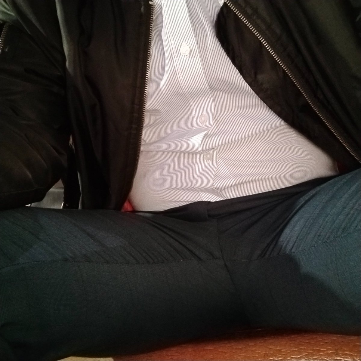 下班了
一個在公園裡
看看自己的皮鞋
與西裝褲穿了兩天
身體不自在