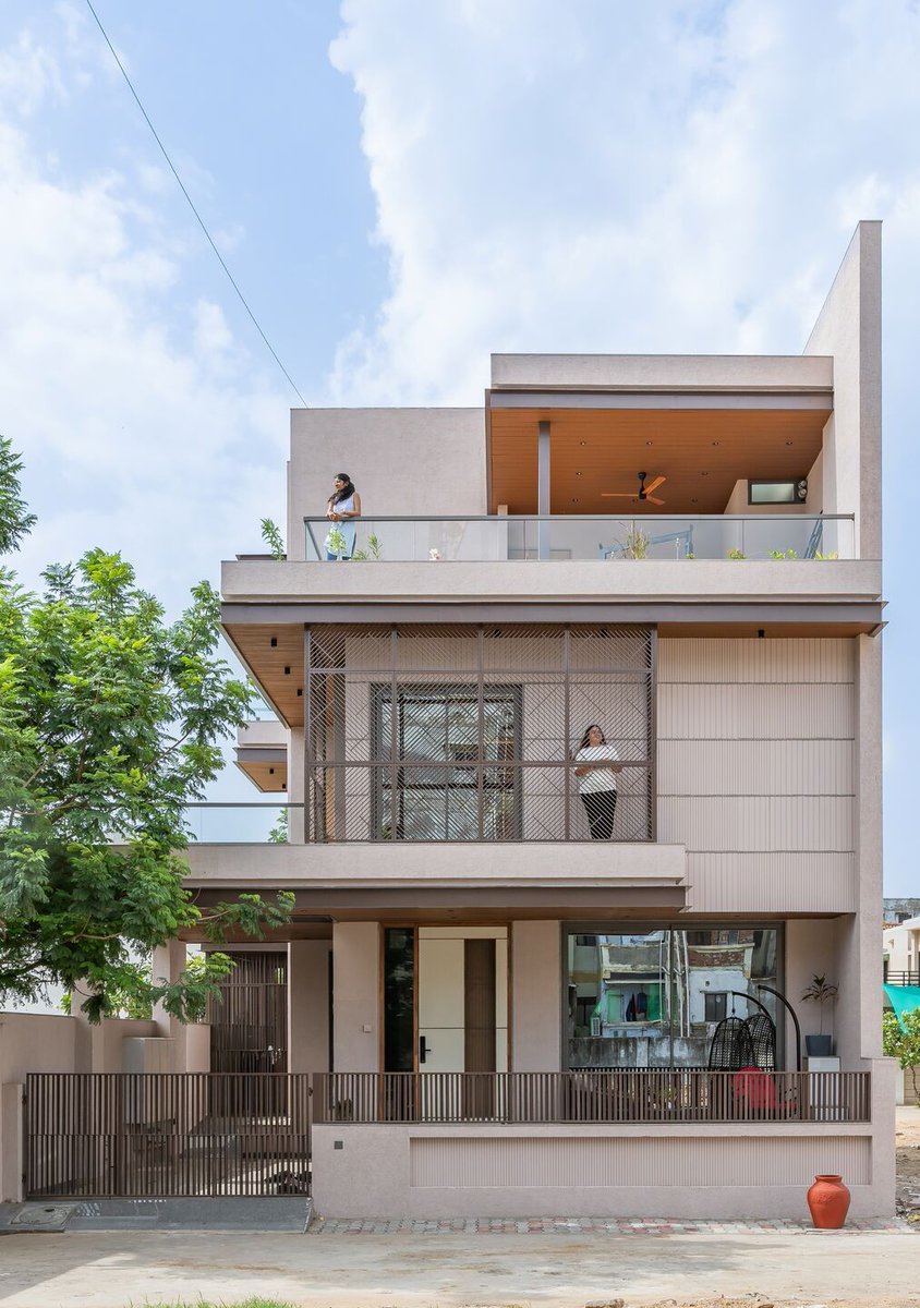 Archello's tweet image. This 4bhk bungalow in Sarkhej designed by Harikrushna Pattani &amp;amp; Associates was built on a compact plot. 
buff.ly/3W4x0Jx

#CompactDesign #ModernBungalow #EfficientArchitecture