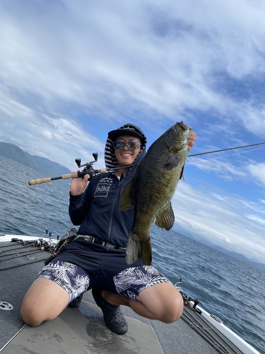CkOxbn's tweet photo. 7/16 猪苗代湖遠征
ガイドサービス依頼で初場所挑戦
魚は多くはないみたいですが、釣れる魚はデカくて景色も良くて最高でした
#同船者は琵琶湖帰り
#どうかしてますw https://t.co/05ecNkV4ko