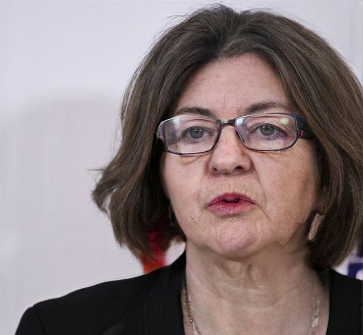 Je propose cette femme de gauche issue de la société civile qui ne transigera sur aucune mesures du NFP vous avez ma parole.