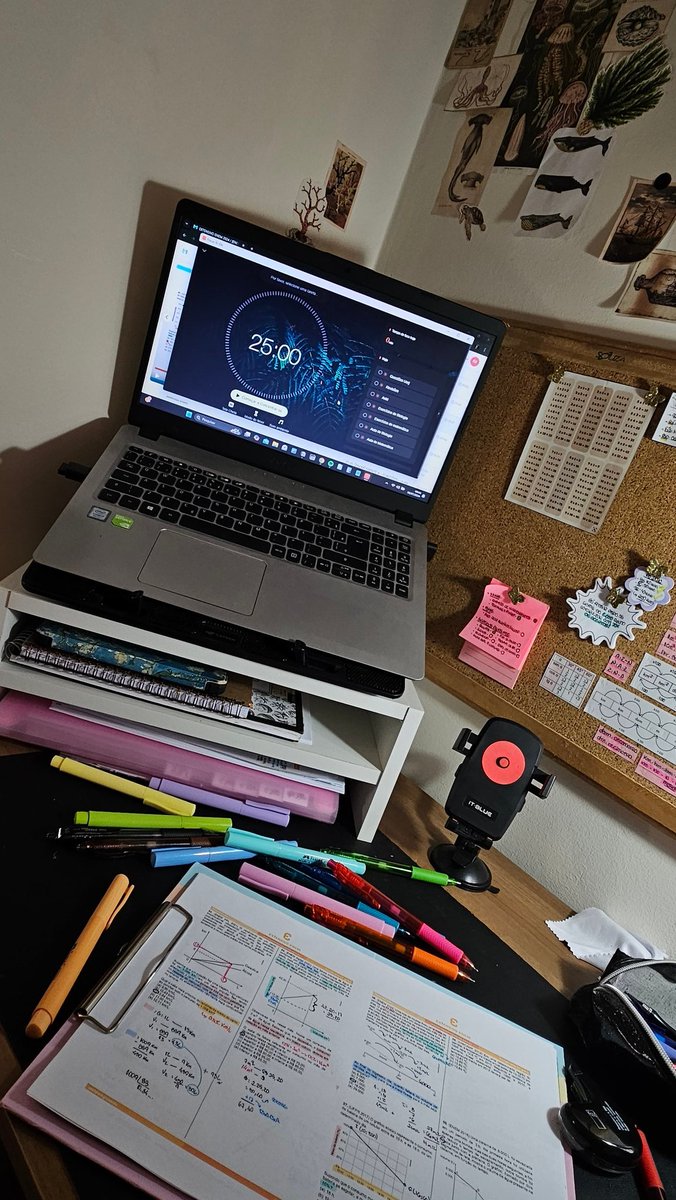 studyfc's tweet image. Voltei a ser bestie do pomodoro, pra me ajudar a manter o foco nesse retorno aos estudos. Dói perceber que antes tu rendia +1hr FÁCIL e agora pena com 25 minutos KSKSKSSKSKSK