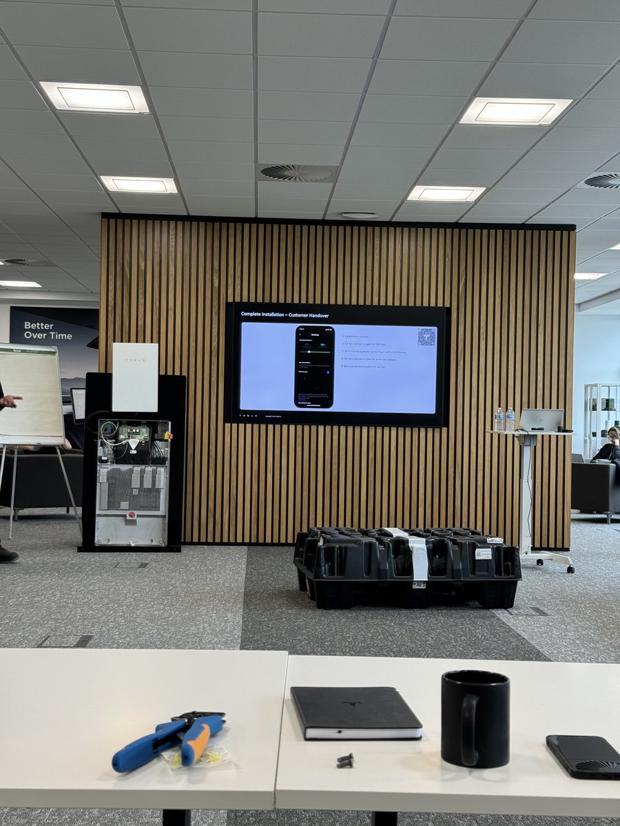 wingenergy's tweet image. Tesla Powerwall 3 Event in Birmingham!
Today, Birmingham hosted an electrifying live event showcasing the highly anticipated Tesla Powerwall 3.
Wing Energy was thrilled to attend, accompanied by our expert technical team, to gain comprehensive insights into the new product.