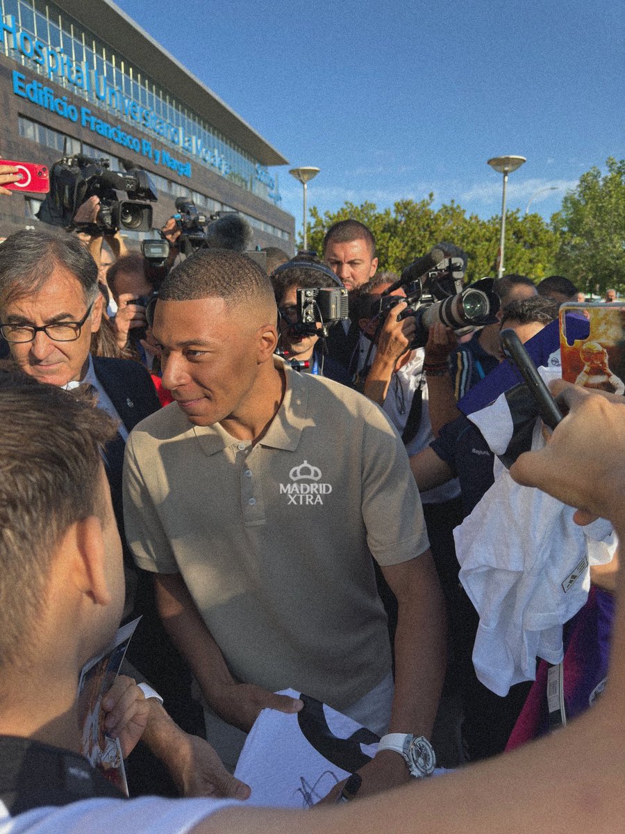 OKaluge's tweet photo. 🚨Kylian Mbappé signing autographs for the fans. https://t.co/JZqkVlr0Md