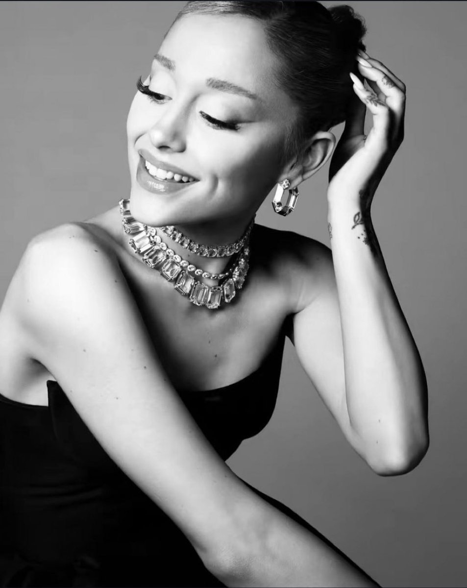siteari's tweet photo. 🚨 Ariana Grande será a nova embaixadora da grife Swarovski. https://t.co/e4CEI328mb
