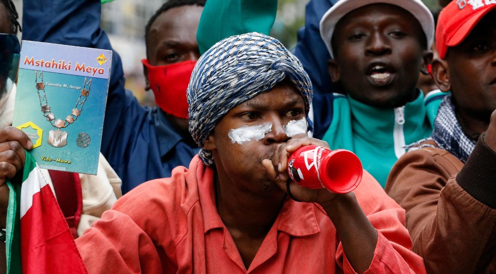 Kenyan police have fired tear gas to disperse hundreds of protesters demanding President William Ruto step down.

— in pictures aje.io/3kmbf0