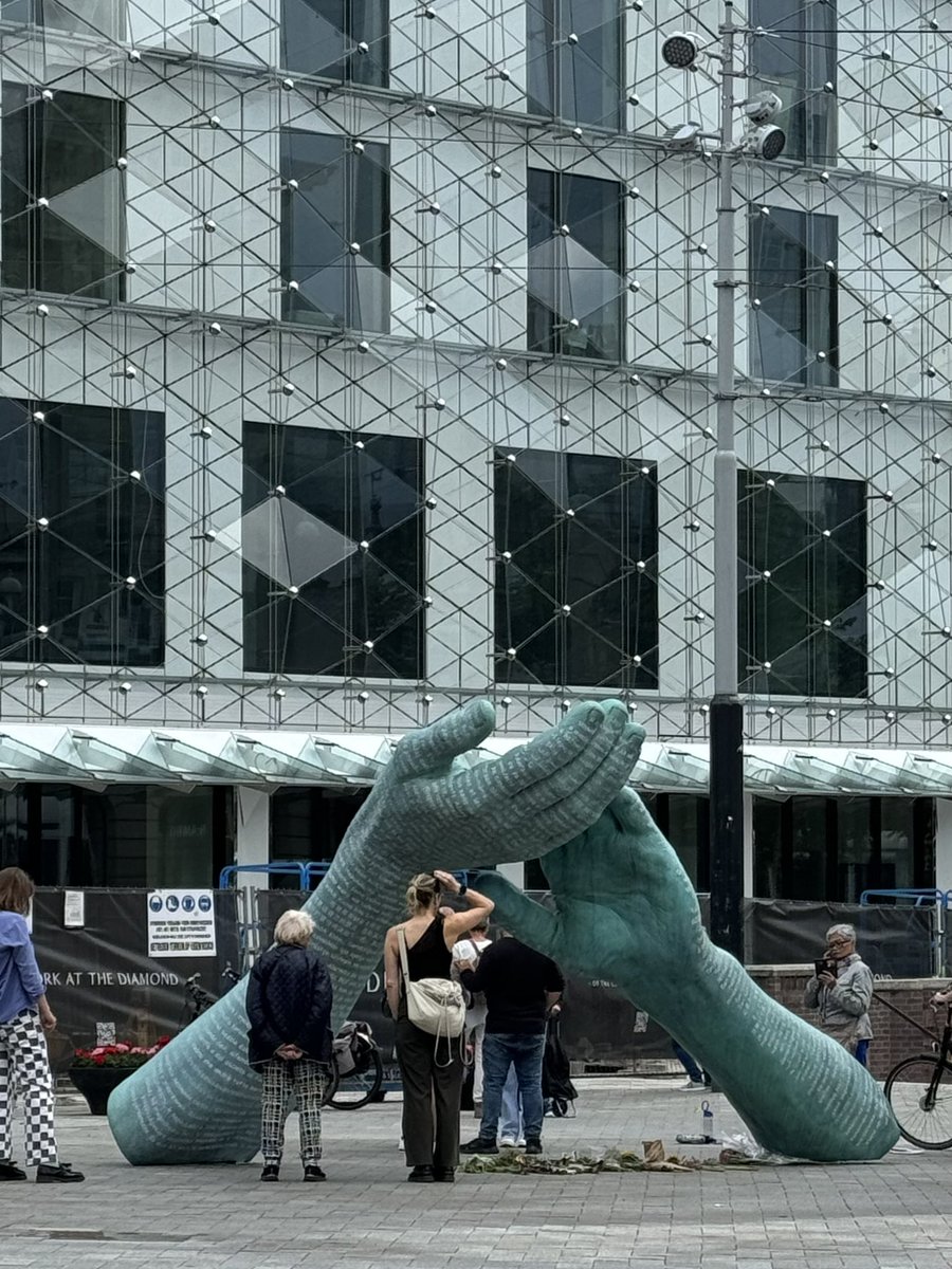 IlonkaLeenheer's tweet image. Sorry hoor maar ik vind het beeld voor Peter R. de Vries in het echt nog lelijker. En het is zo groot. En dan ook nog met dat hideous gebouw van Won Yip erachter #PeterRdeVries #beeld