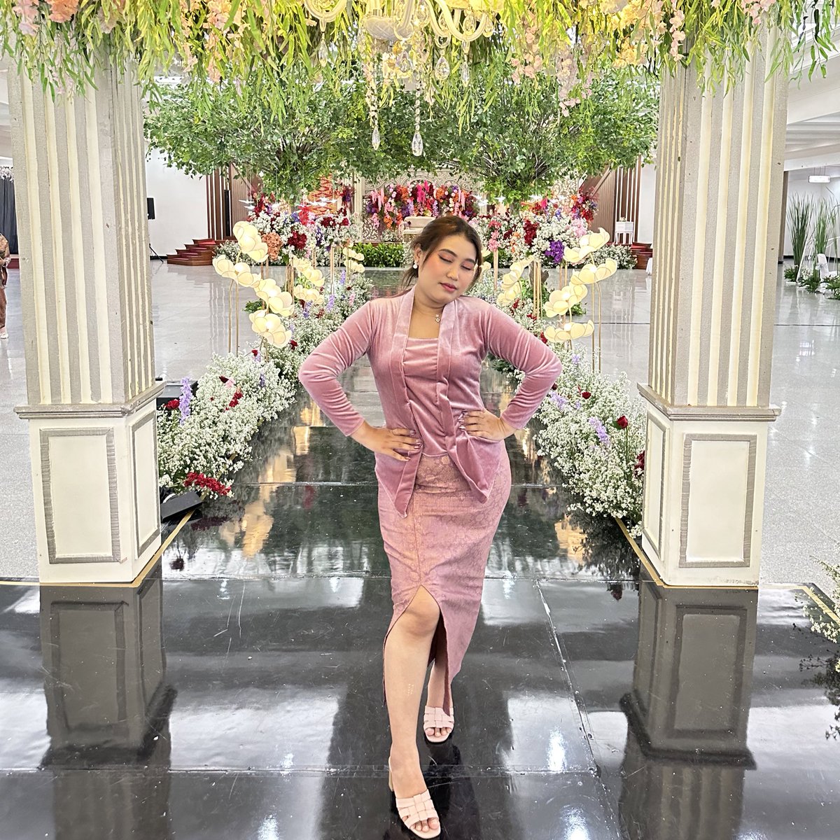 notfluffyatall's tweet image. Pantes ga masuk frame orng di ajak foto malah boboo 😣😣

#CaratSelcaDay #SEVENTEEN #CSD #MINGYU #HOSHI @pledis_17