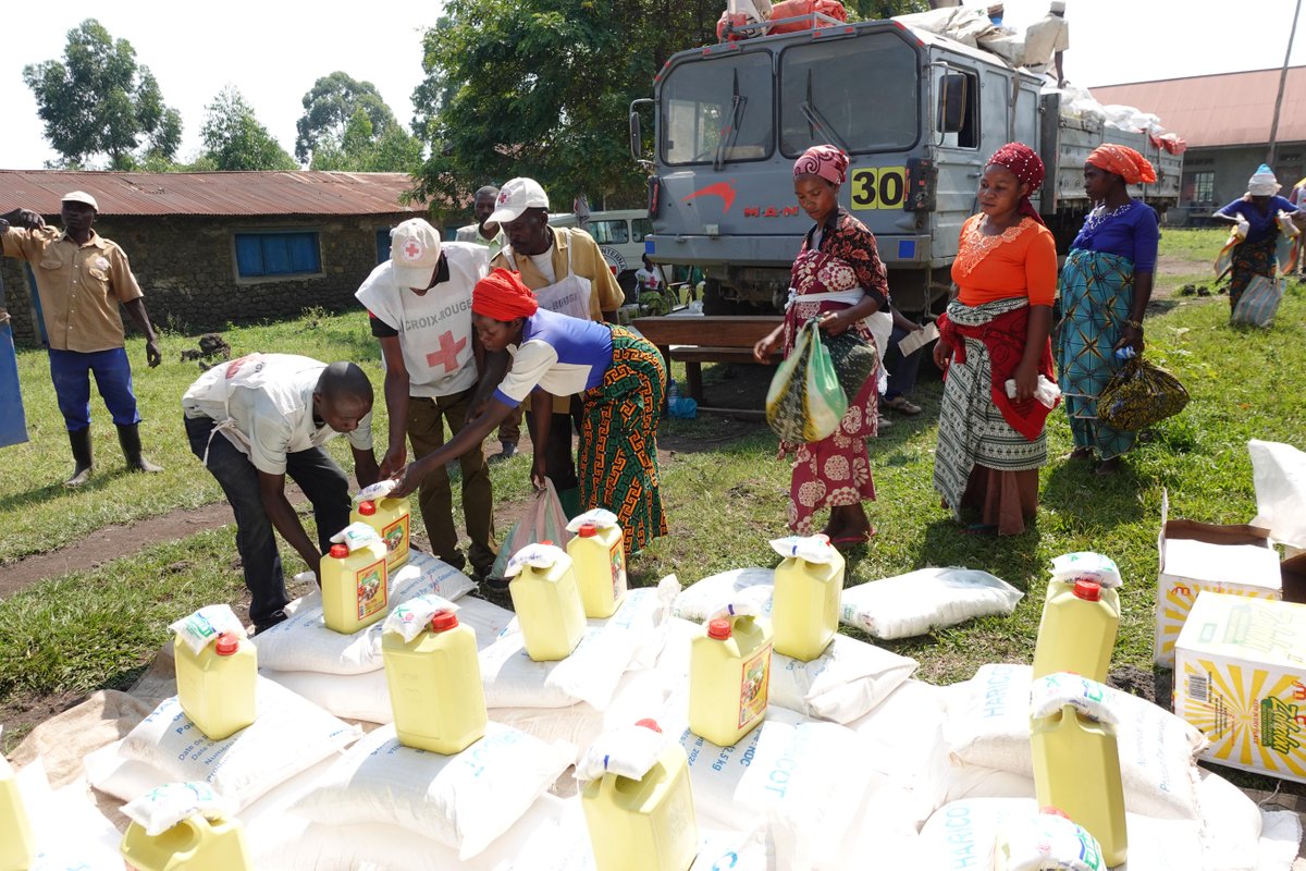 CICR_Afrique's tweet photo. 📍 #NordKivu , #Est_RDCongo
Avec la @crrdc1, nous avons distribué des vivres à plus de 39'000 personnes retournées à #Bweza dans le #Rutshuru.
Elles reviennent après avoir fui les combats entre M23 et FARDC. Ayant tout perdu, ces personnes font face à des besoins en nourriture. https://t.co/X9C04zWuv1