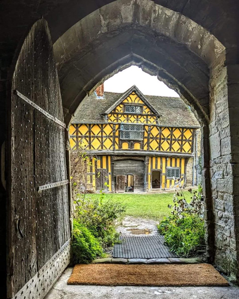 FreshHire's tweet photo. Built in the 13th century, Stokesay Castle Ludlow is the best-preserved fortified medieval manor house in England.
#lovemycountry #landmark #transport #chilled #frozen #temperature #controlled #refrigerated #couriers https://t.co/croekNDUS5