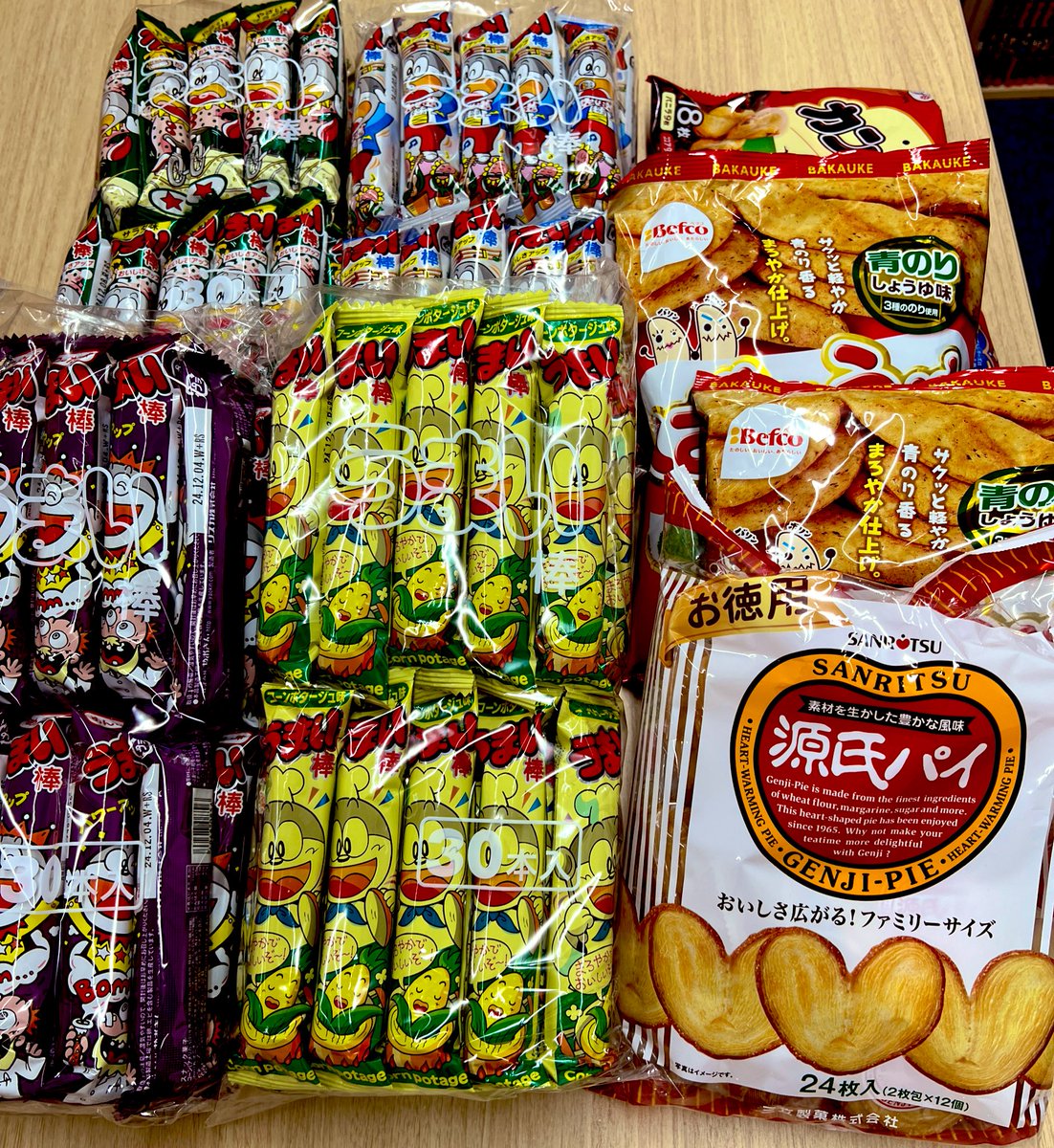 最近、社内で会議が増えました。メンバーが多くなってきたので、お菓子を増強しています🍘
会社にあるお菓子やドリンクは、自由に食べて飲んでOKという制度があります😻うまい棒に偏りガチ🤤
#お菓子フリー #ドリンクフリー #福利厚生 #変わった福利厚生 #おもしろ福利厚生