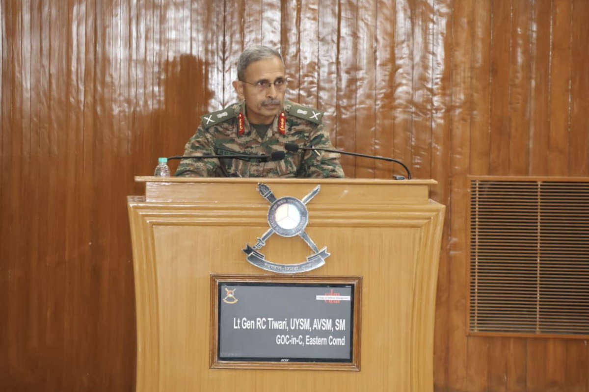easterncomd's tweet photo. #IndianArmy
#EasternCommand 
#NationFirst
Lt Gen RC Tiwari #ArmyCdrEC  visited the College of Defence Management (CDM), #Secunderabad on 15 Jul 2024. He delivered an insightful talk on Operational Perspective along #NorthernBorders with specific focus on #EasternTheatre. The Army Commander addressed the officers and interacted with instructional staff and course participants including foreign officers. He lauded their understanding of matters defence management.
@adgpi 
@SpokespersonMoD  

Facebook - https://t.co/qly2s5xfXQ
Instagram - https://t.co/46giHbV2dc