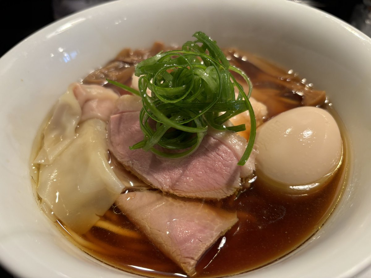 peace3182's tweet photo. 都内でお仕事の後はカネキッチンヌードルさん🍜🤤特製の塩と醤油いただきました。いろんなチャーシュー美味しかったです🩷ごちそうさまでした。#カネキッチンヌードル https://t.co/fSKeBpiV0i