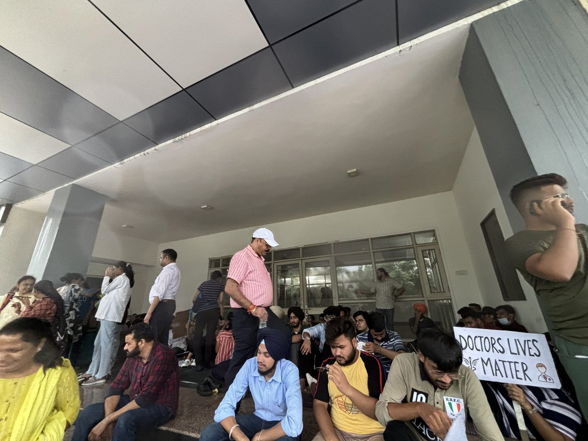 0manya04's tweet photo. Rain disrupts protest. 
Students and parents seek refuge outside DMRE building.
#the_strike_will_go_on 
#wmcbandkro https://t.co/HxAdOSRSqg