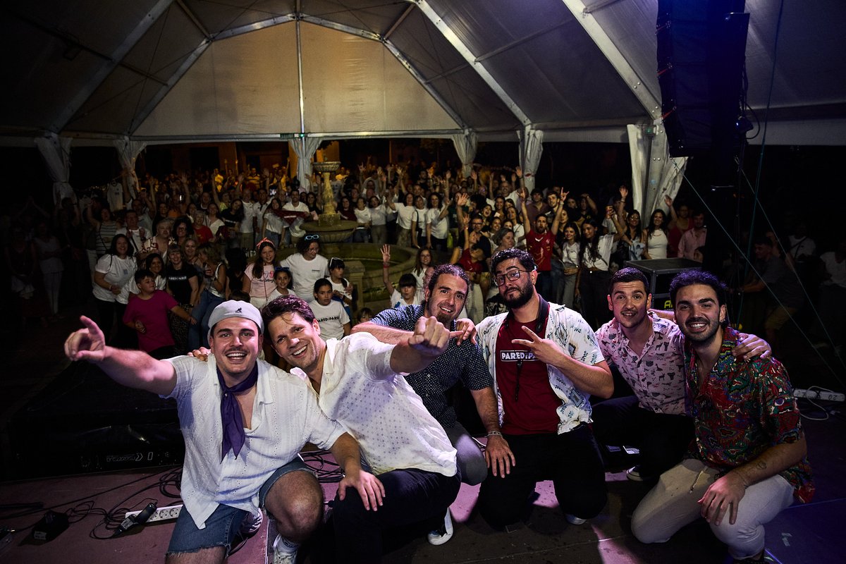 paredconpared's tweet photo. Nos demostraron que "Somos de aquí" y que se puede ser profeta en tu tierra. 
Absolutamente agradecidos y emocionados con todo el cariño que nos han dado antes, durante y después del concierto.
Orgullosos de llevar el nombre de Peñaflor allá dónde vayamos.
Muchas gracias!!💙💙 https://t.co/4vEttP3dLe