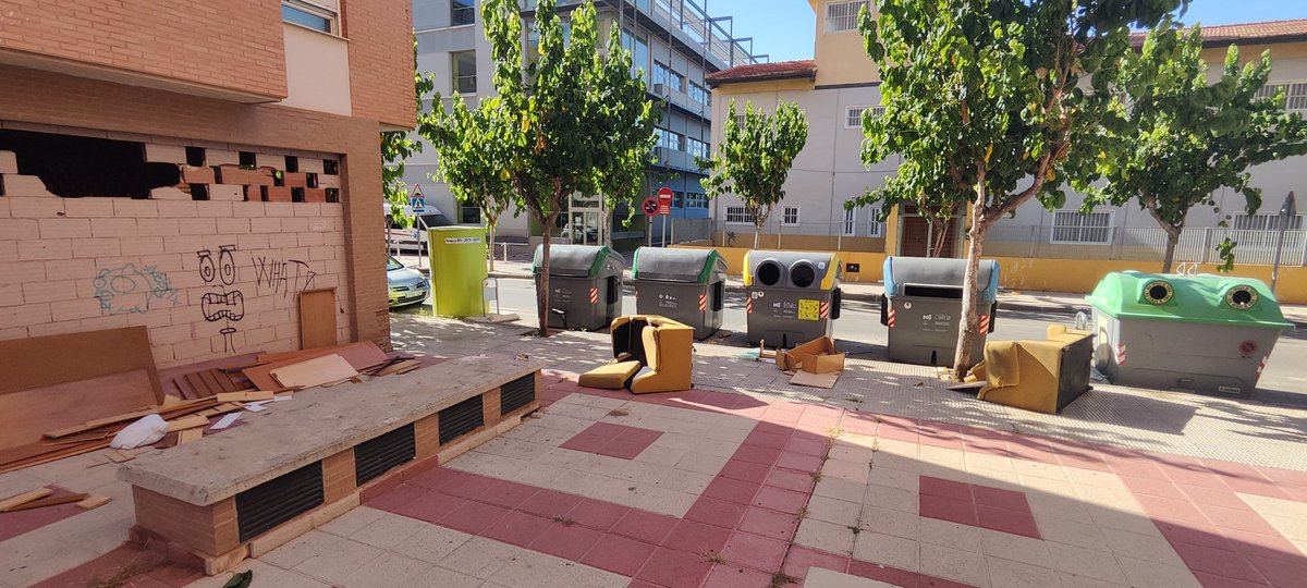 jagayala's tweet photo. Los contenedores de la calle José Luis Morga 8-10 de #Murcia se están convirtiendo en una escombrera. Falta de civismo de algunos que pagamos todos... @AytoMurcia @MurciaPolicia https://t.co/aSFlLNRSFd